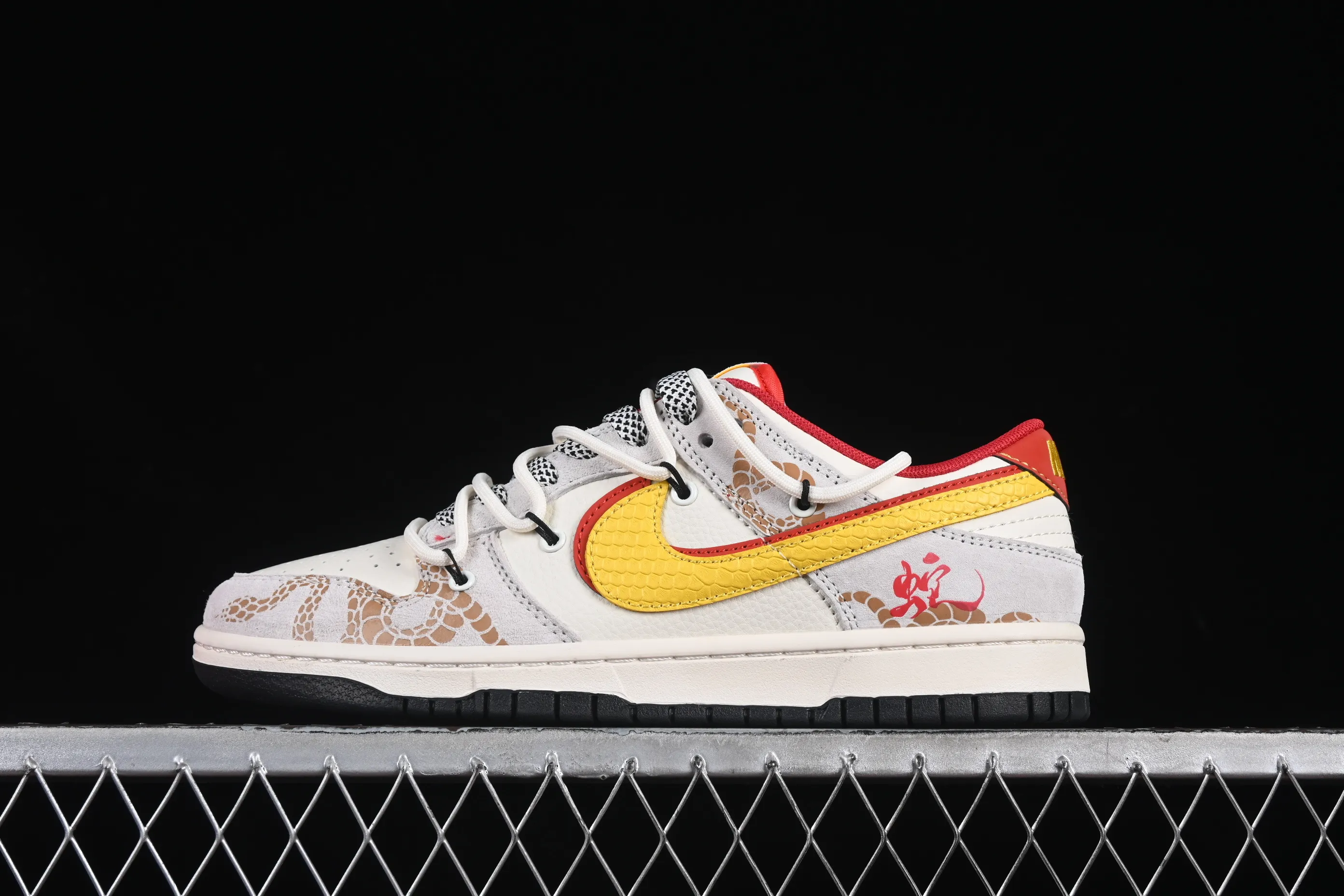 All Categories Nk SB Dunk Series Nk SB Dunk Low High-end Customized Low-top Shoes Nike SB Dunk Low Year of the Snake Series Strappy Pig Eight Yellow Hook Anniversary High-end Customized Low-top Casual Shoes SJ2068-315